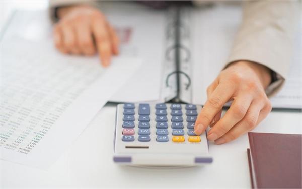 美激进派议员敦促拜登勿让鲍威尔连任